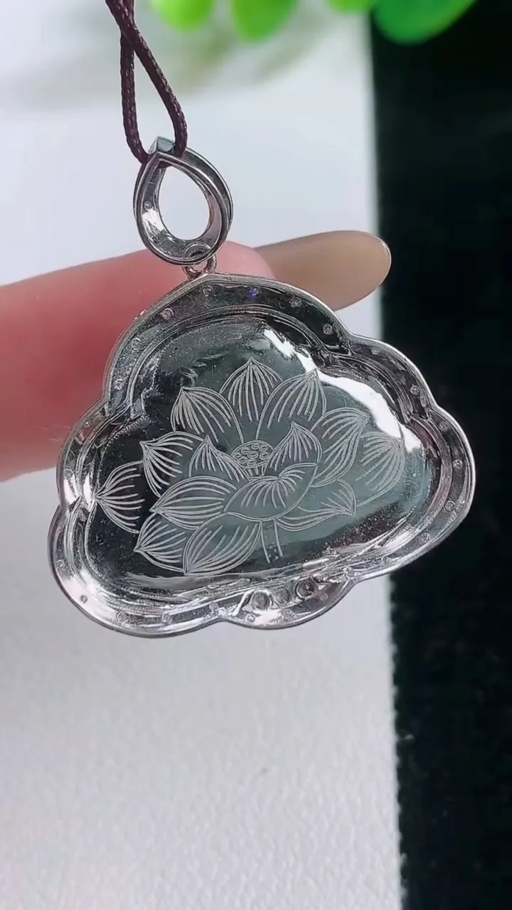 天然A货翡翠佛公吊坠，尺寸30.5-27.2-5.5，裸石17-24重量:4.38g
11月28日