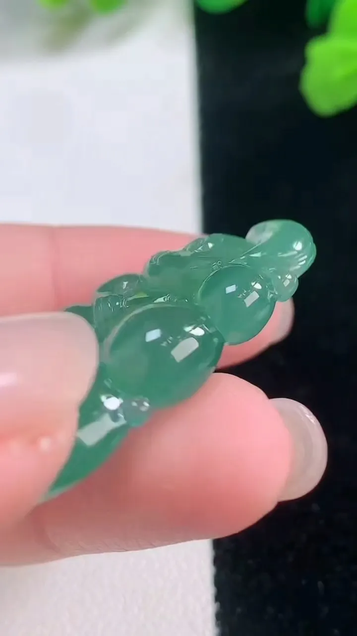 天然A货翡翠生肖猴吊坠，尺寸35.8-22-8.1，重量:9.90g
11月28日