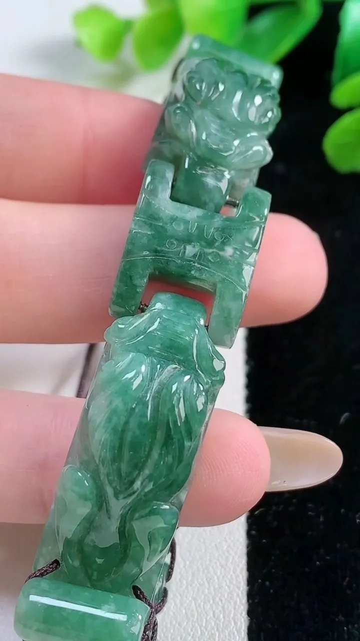 天然A货翡翠貔貅手绳，尺寸 32.7-13.6-14，重:37.77g
11月28日