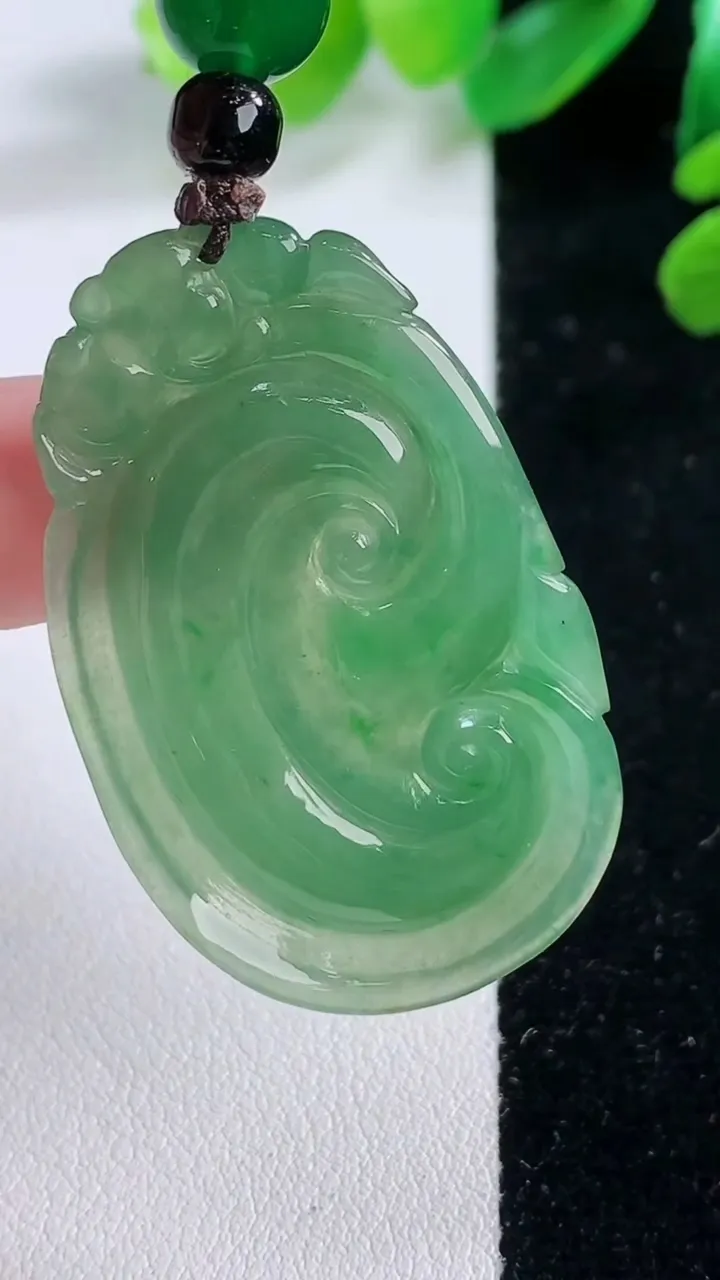 天然A货翡翠如意吊坠，尺寸 42.1-26-5.5，重:9.88g
11月28日