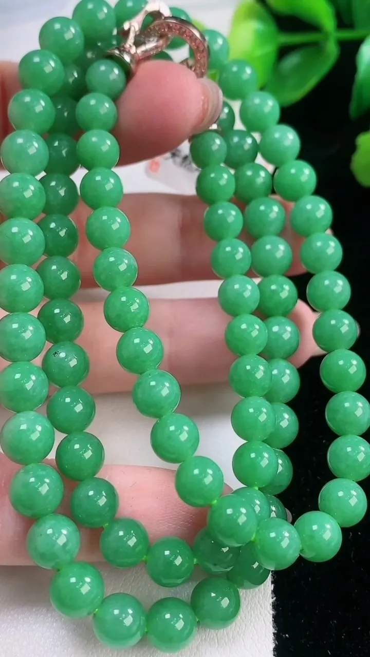 天然A货翡翠圆珠项链，尺寸6.7-86颗，重量:43.85g11月28日
工厂直销收藏佳品,种好水足