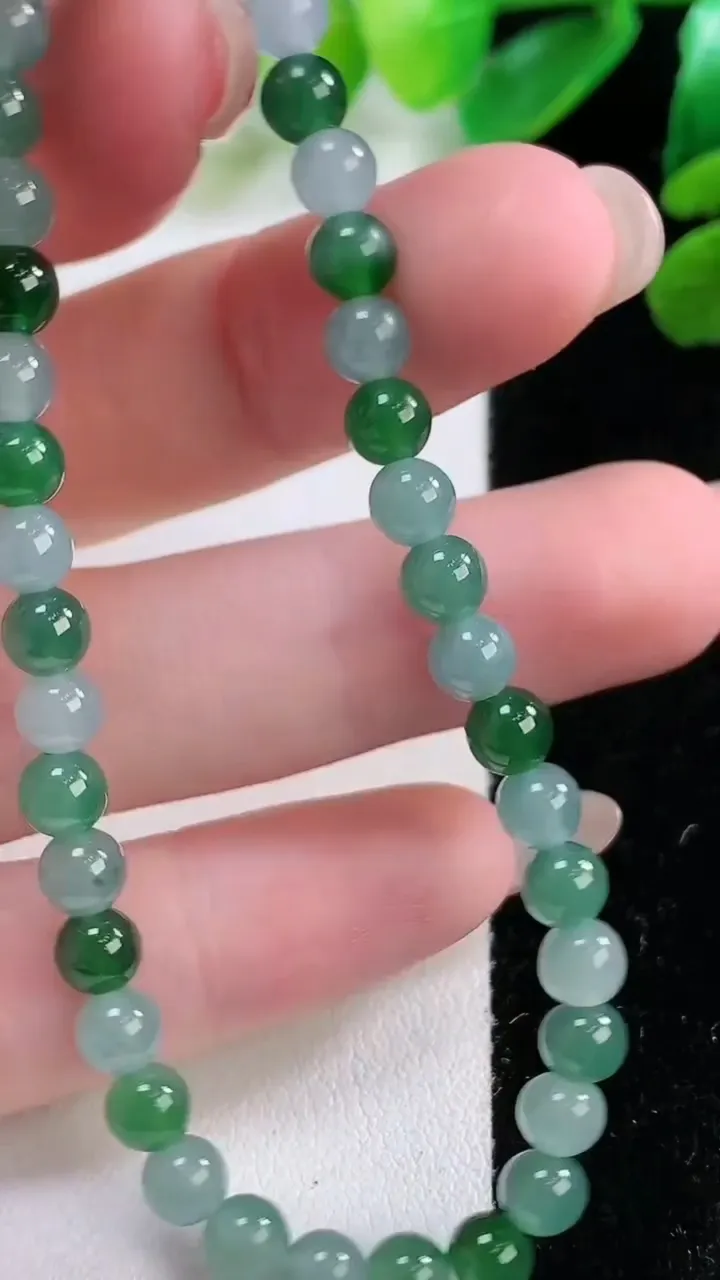 天然A货翡翠圆珠手串，尺寸5-38 颗，重:7.79g11月28日
工厂直销收藏佳品,种好水足，色泽均匀，有种有色，上手高大气！