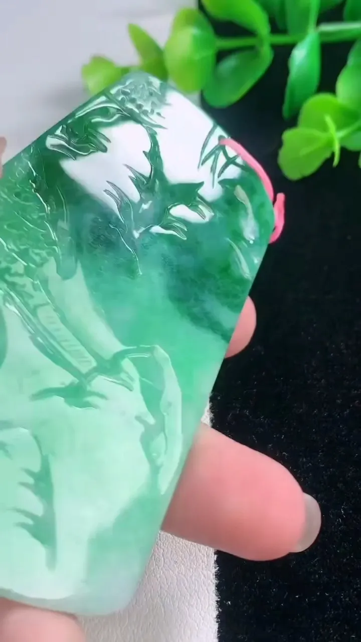 天然A货翡翠山水牌吊坠，尺寸78-41.2-5.1，重量:46.07g
11月28日