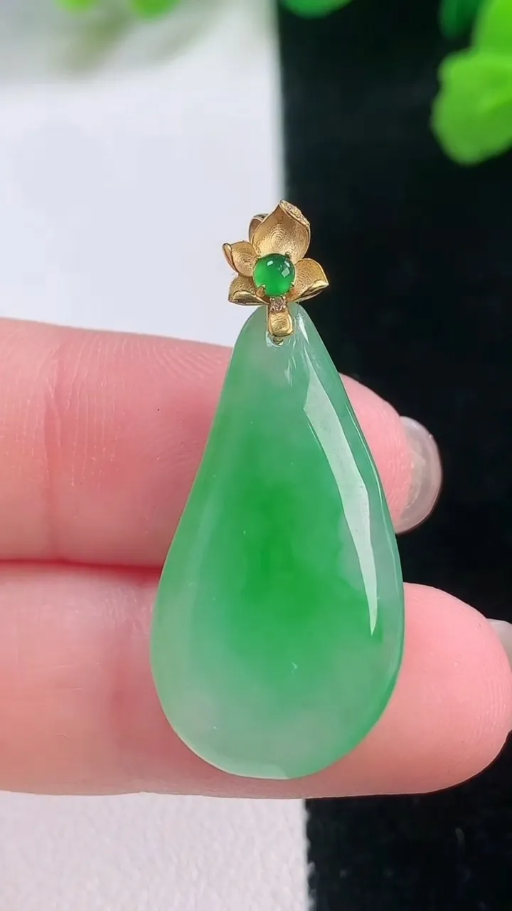 天然A货翡翠福瓜吊坠，尺寸27-15-4.8，重量:4.05g
11月28日