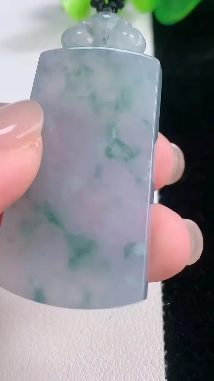 天然A货翡翠种飘花仿古无事牌吊坠，尺寸42.2-25-5.7，重量:20.13g
11月28日