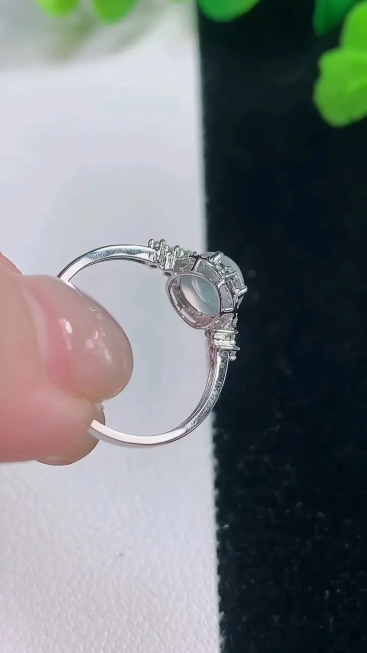 天然A货翡翠种白冰蛋面戒指，尺寸17.2-6-5.6，重量:1.71g2025年11月28日
工厂直销收藏佳品,种好水足，色泽均匀，有种有色，上手高大气！