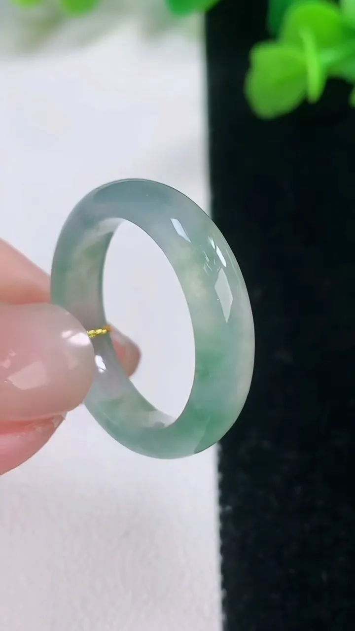 天然A货翡翠冰种飘花指环戒指，尺寸18.7-4.7-2.8，重量:6.61g2025年11月28日
工厂直销收藏佳品,种好水足，色泽均匀，有种有色，上手高大气！