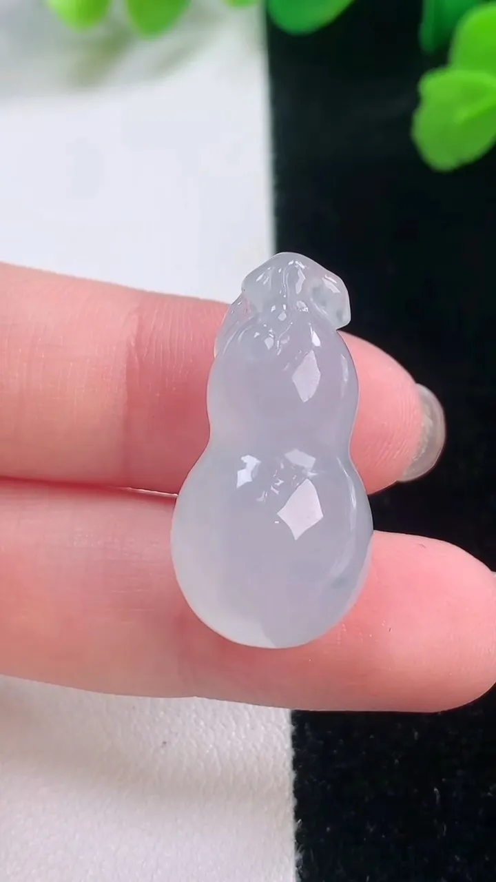 天然A货翡翠冰种飘花葫芦吊坠，尺寸27.5-14.7-11.6，重量:7.32g
11月28日