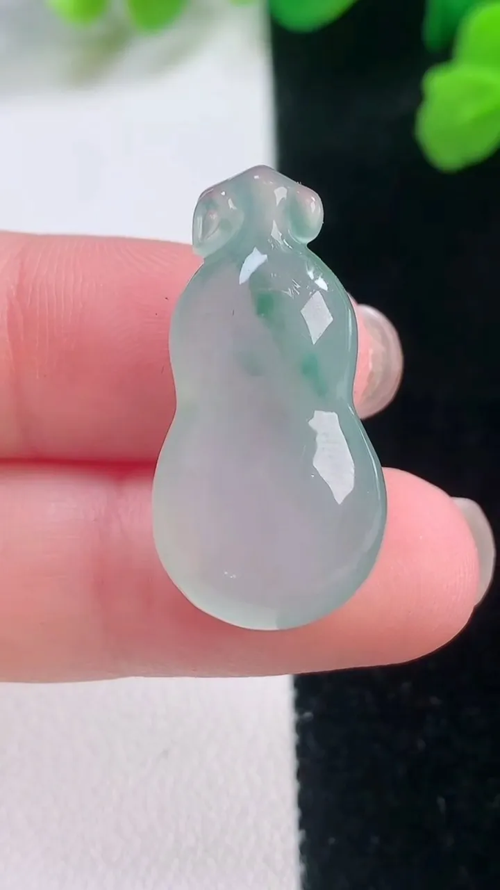 天然A货翡翠冰种飘花葫芦吊坠，尺寸28.2-14.3-8.5，重量:5.66g
11月28日