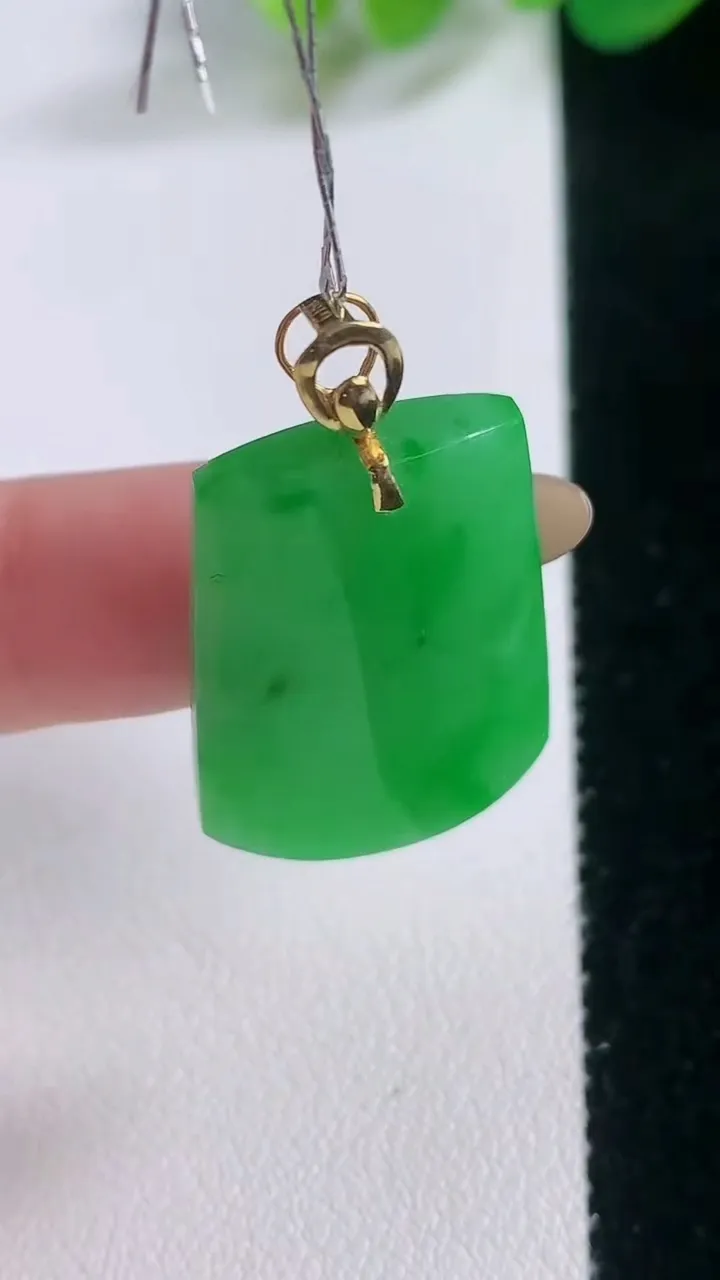 天然A货翡翠无事牌吊坠，尺寸26.2-18.7-5.5，重量:7.38g
11月28日