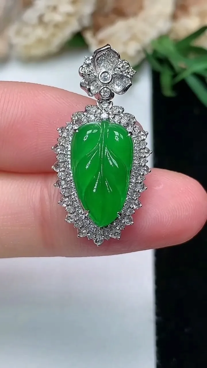 天然A货翡翠金枝玉叶 叶子吊坠，尺寸27.5-14-10，裸石14.3-8.3，重量:3.63g
1