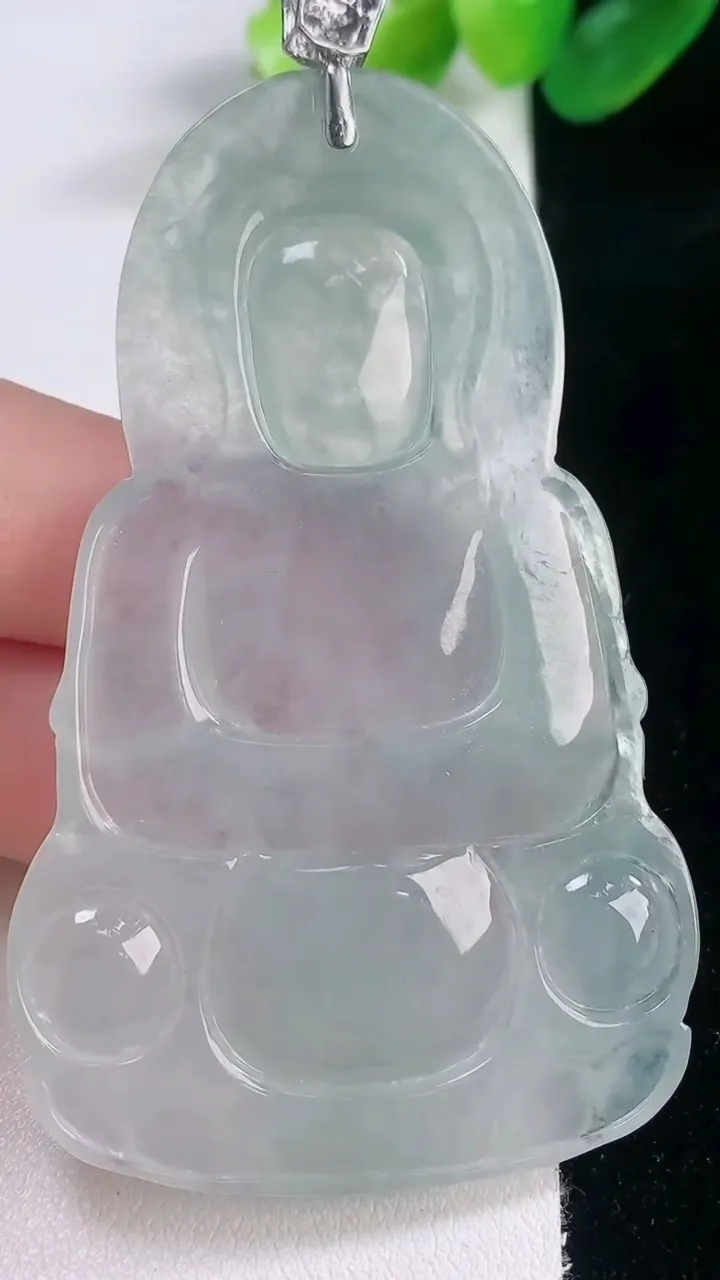 天然A货翡翠观音菩萨吊坠，尺寸69.2-42.3-5.4，重量:29.38g
11月28日