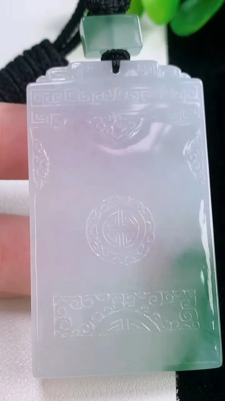 天然A货翡翠仿古无事牌吊坠，尺寸61-35.5-5.6，重量:43.85g
11月28日