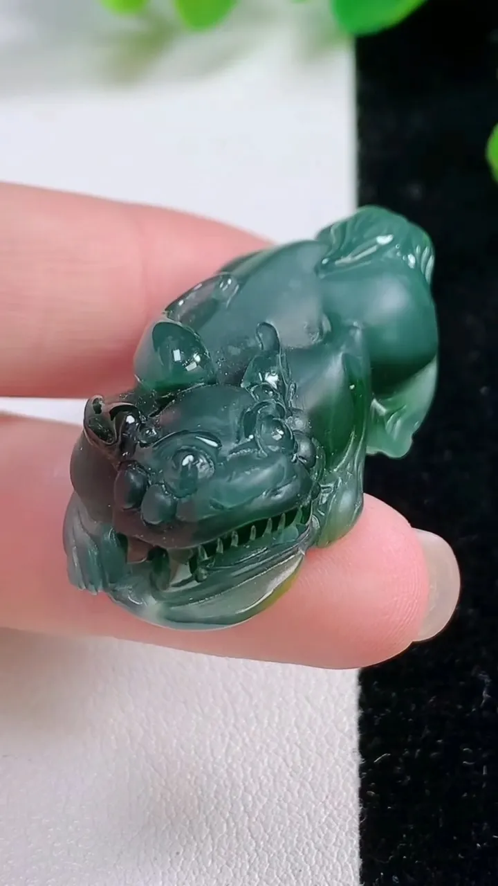 天然A货翡翠貔貅吊坠，尺寸 39.8-20.3-13.9，重:20.27g
11月28日