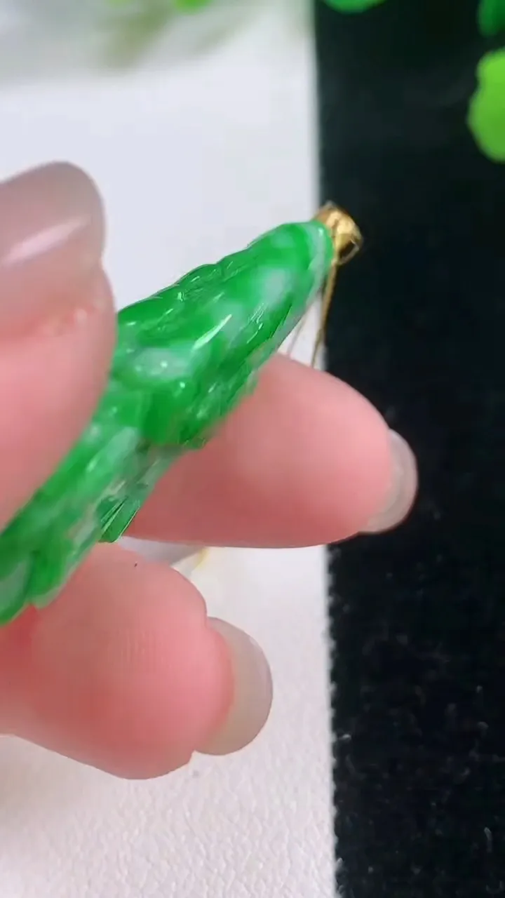 天然A货翡翠白菜吊坠，尺寸37.7-18-7.2，重量:9.18g
11月28日