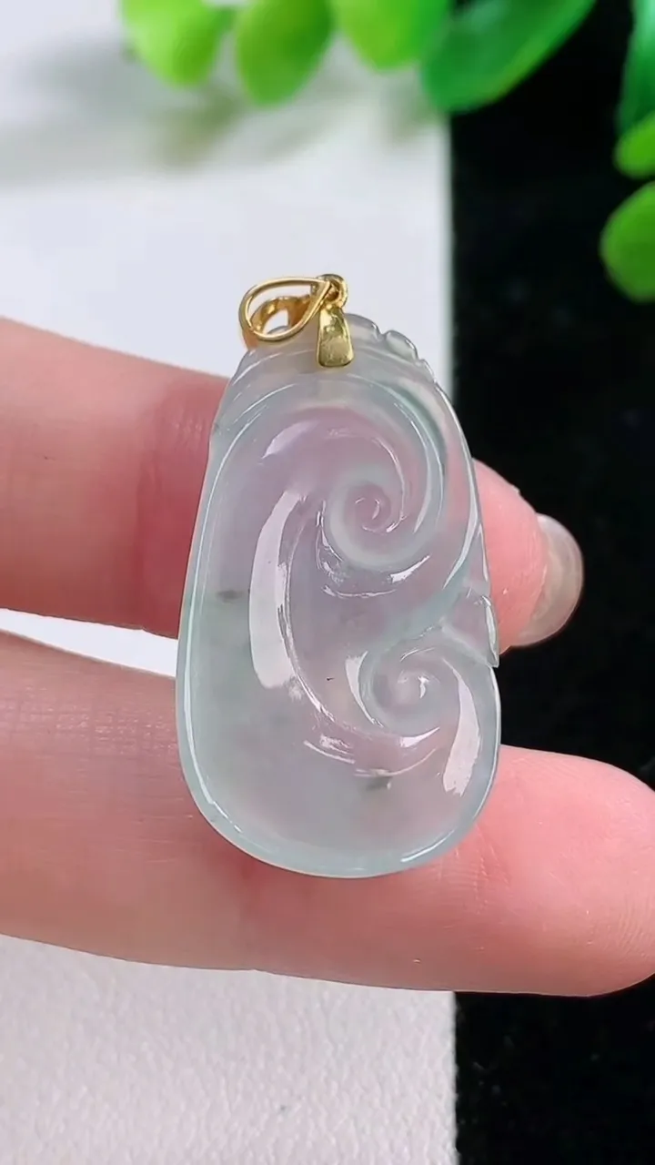 天然A货翡翠种飘花如意吊坠，尺寸 29-16.5-5，重:3.95g
11月28日