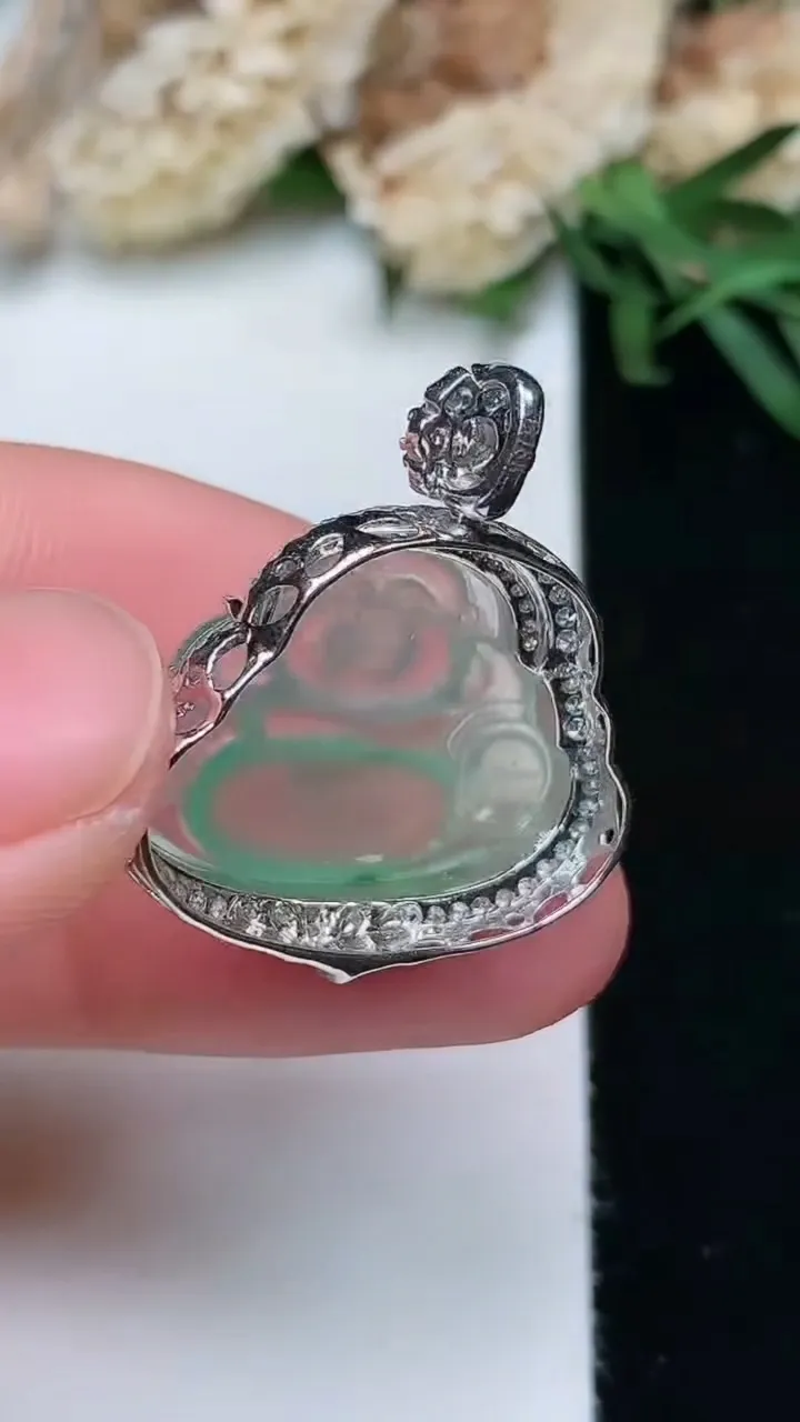 天然A货翡翠佛公吊坠，尺寸26.2-23.3-8，裸石15.2-21.2，重量:3.38g
11月28日