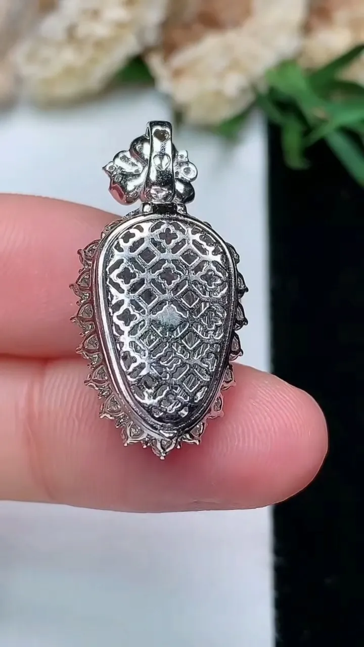 天然A货翡翠金枝玉叶 叶子吊坠，尺寸27.5-14-10，裸石14.3-8.3，重量:3.63g
11月28日