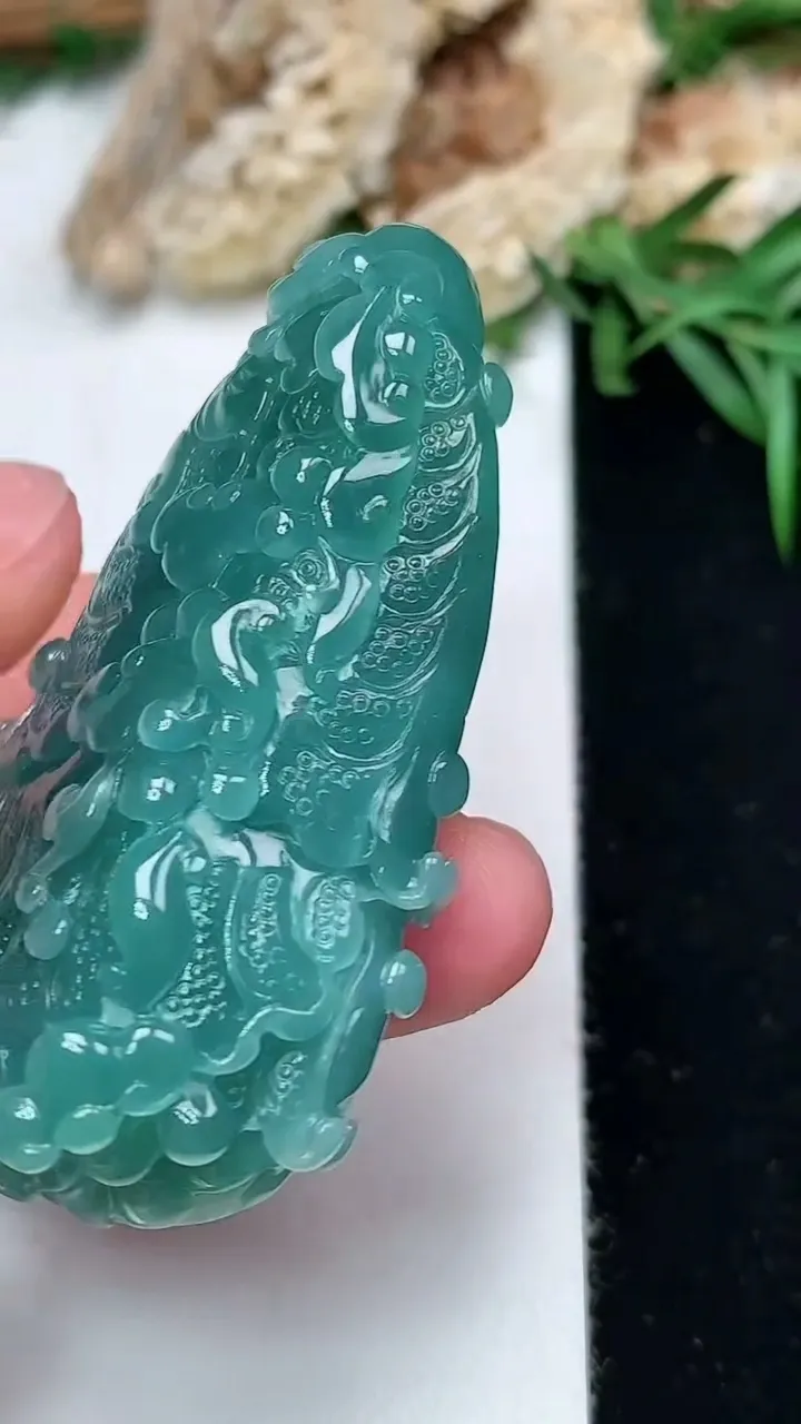 天然A货翡翠白菜吊坠，尺寸53.3-29.9-16.9，重量:39.98g
11月28日