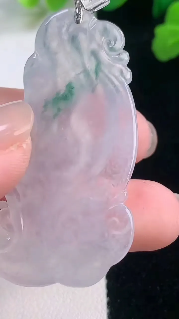 天然A货翡翠种飘花九尾狐吊坠，尺寸49-23.6-5.8，重量:12.32g
11月28日