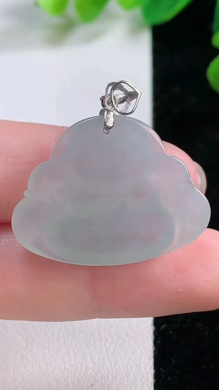 天然A货翡翠种白冰佛公吊坠，尺寸 29-22.3-5.6，重:5.85g
11月28日