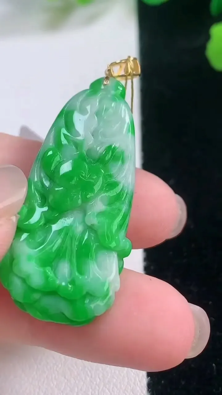 天然A货翡翠白菜吊坠，尺寸37.7-18-7.2，重量:9.18g
11月28日