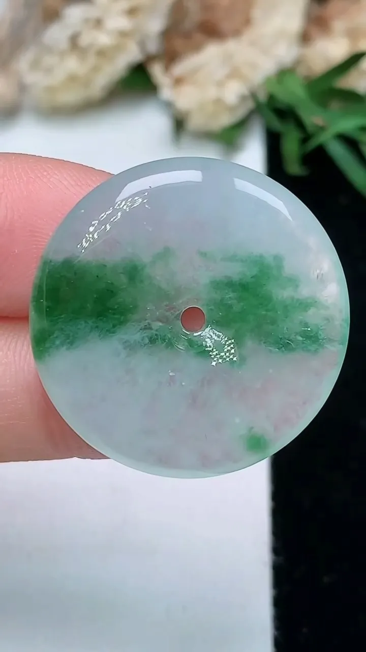 天然A货翡翠平安扣吊坠，尺寸25.8-4.3，重量:6.20g
11月28日