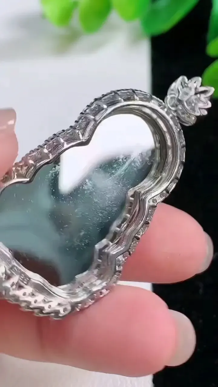 天然A货翡翠925银蓝水观音菩萨吊坠，尺寸 33.8-22，重:9.17g
11月28日