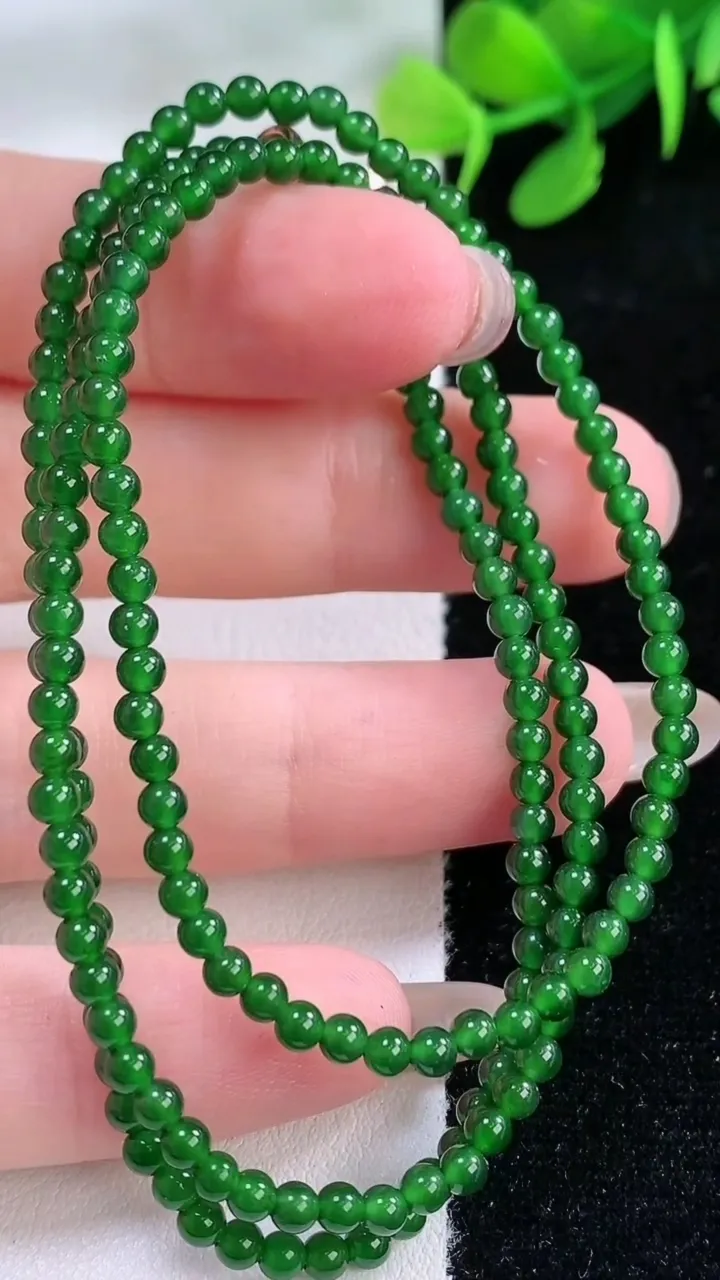 天然A货翡翠小米珠项链，尺寸2.8-178颗，重量:8.99g11月28日
工厂直销收藏佳品,种好水足，色泽均匀，有种有色，上手高大气！