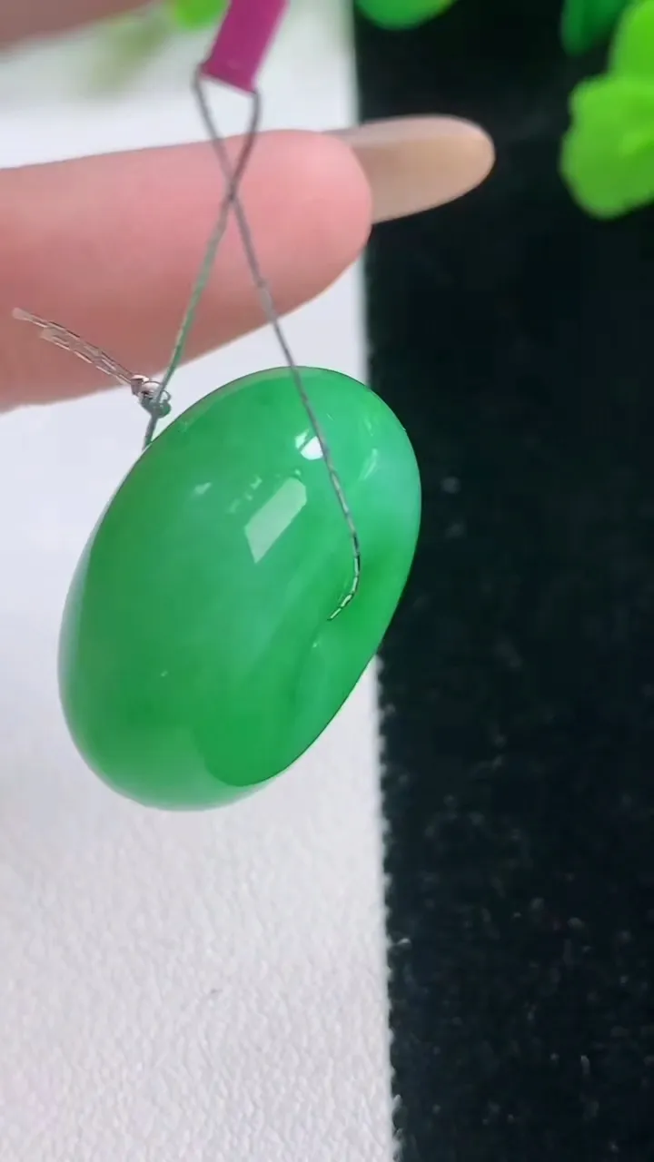 天然A货翡翠平安扣吊坠，尺寸23.4-11.3，重量:13.31g
11月28日