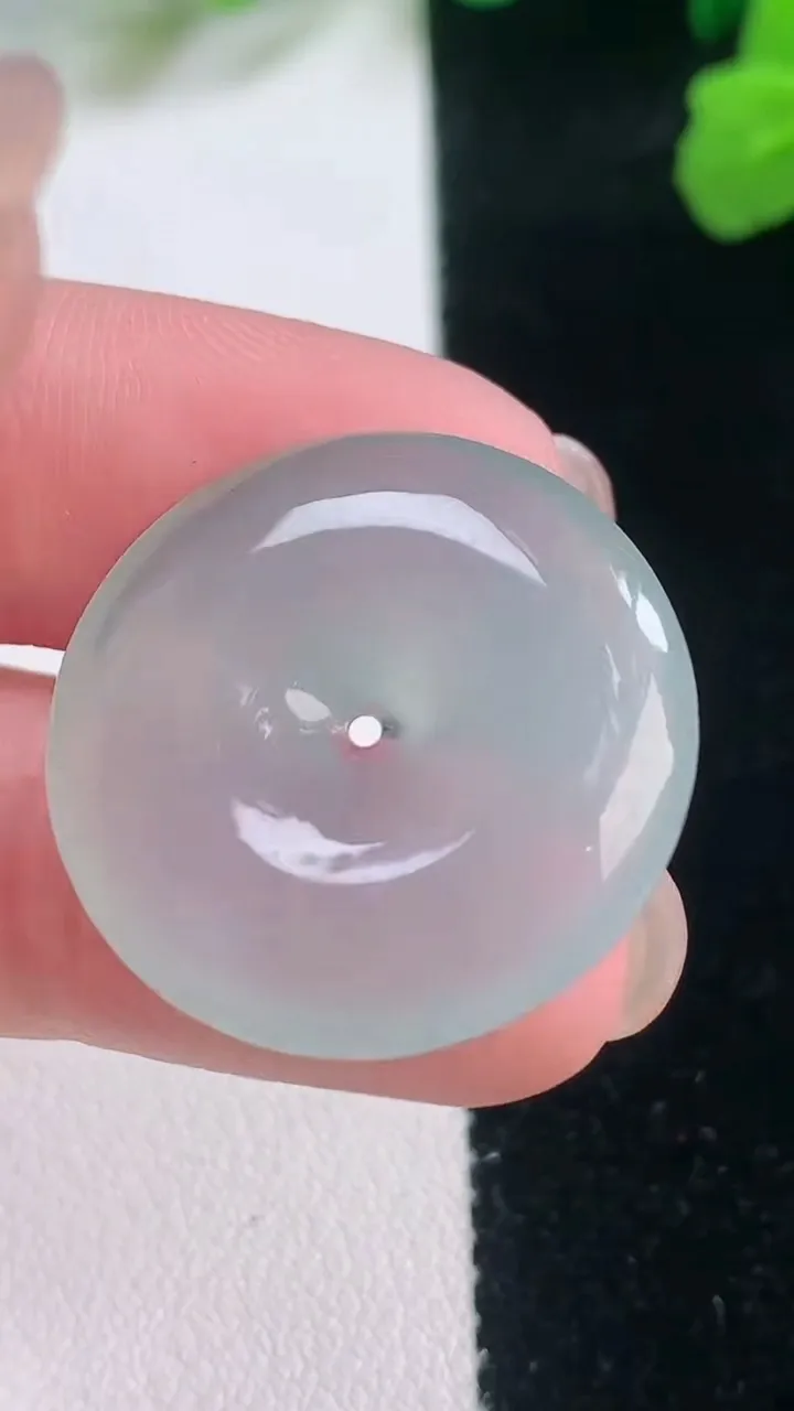 天然A货翡翠平安扣吊坠，尺寸25-4.8，重量:6.00g
11月28日