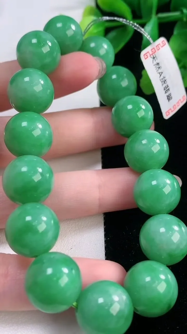 天然A货翡翠圆珠手串，尺寸14-15颗，重量:74.95g11月28日
工厂直销收藏佳品,种好水足，色泽均匀，有种有色，上手高大气！