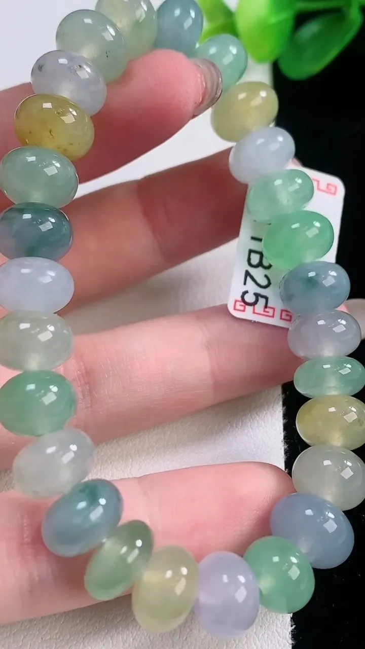 天然A货翡翠种三彩算盘珠手串，尺寸9.7-6.2-27颗，重量:34.02g11月28日
工厂直销收藏佳品,种好水足，色泽均匀，有种有色，上手高大气！