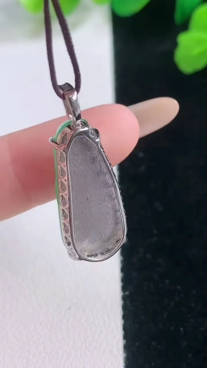 天然A货翡翠福豆吊坠，尺寸23.6-10-7.9，重量:3.96g
11月28日