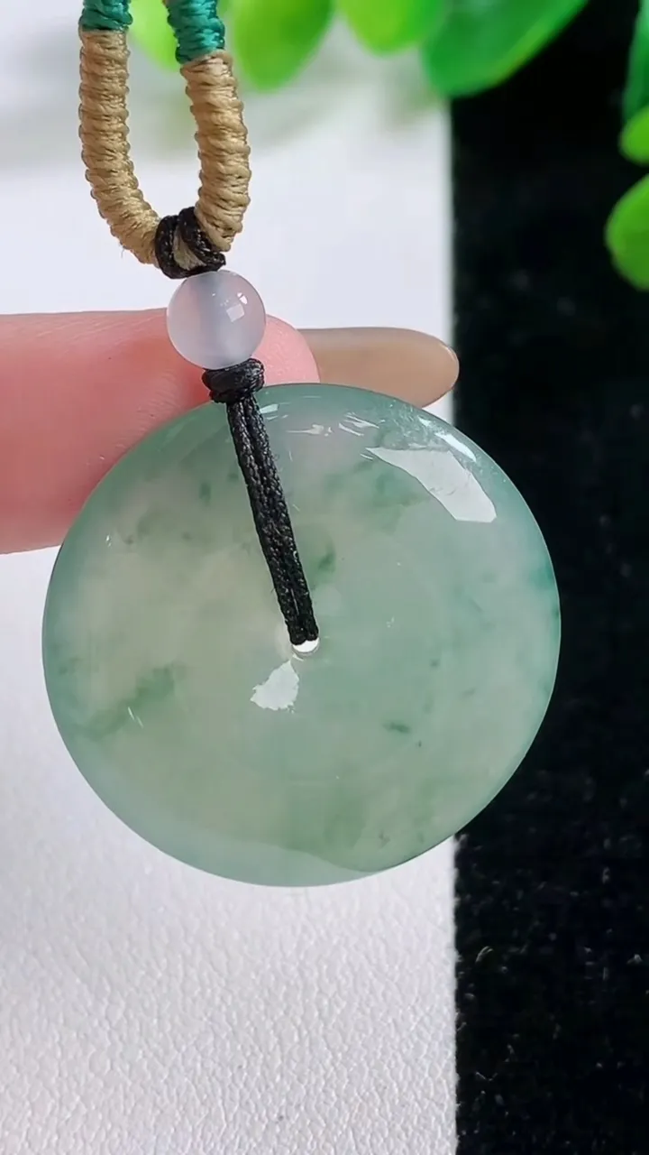 天然A货翡翠飘花平安扣吊坠，尺寸 27.7-5.5，重:8.36g
11月28日