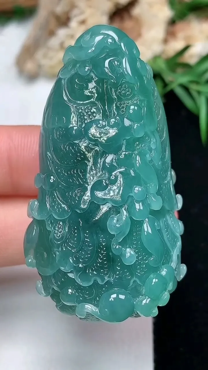 天然A货翡翠白菜吊坠，尺寸53.3-29.9-16.9，重量:39.98g
11月28日