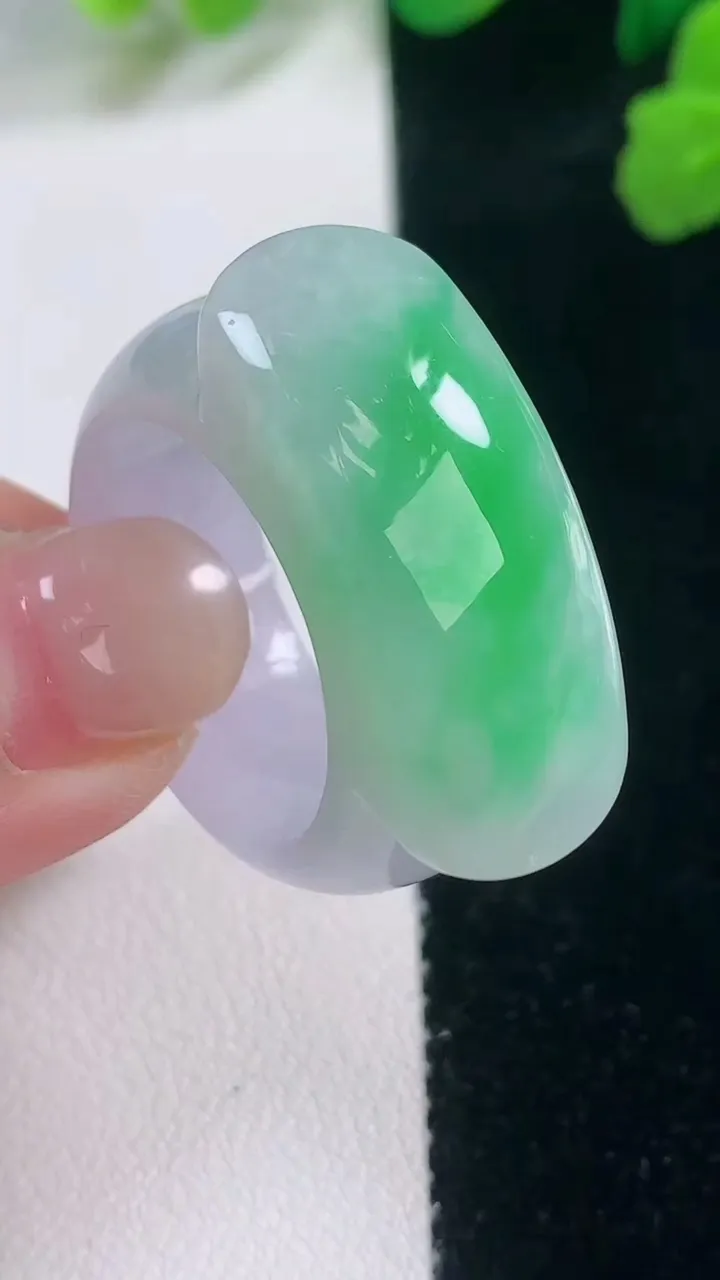 天然A货翡翠马鞍戒指 扳指，尺寸21-12-7.2，重量:15.50g2025年11月28日
工厂直