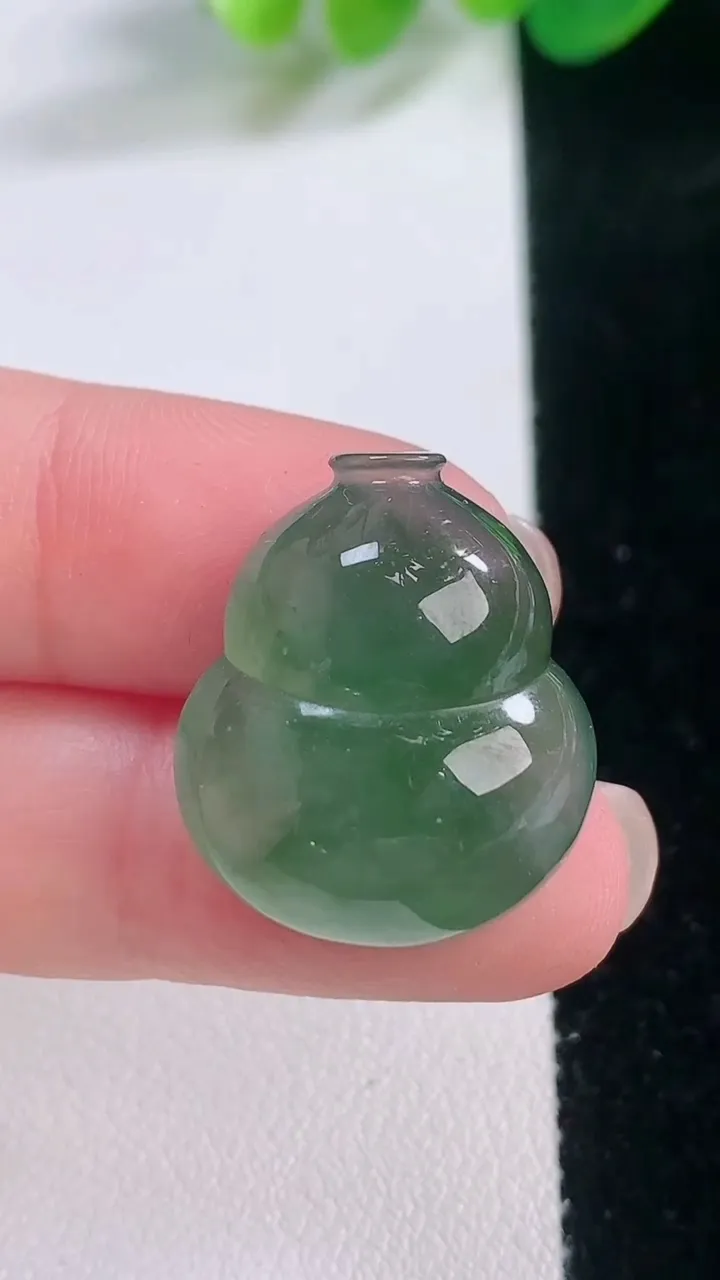 天然A货翡翠葫芦镶嵌件，尺寸23-19.8-9，重量:6.89g
11月28日