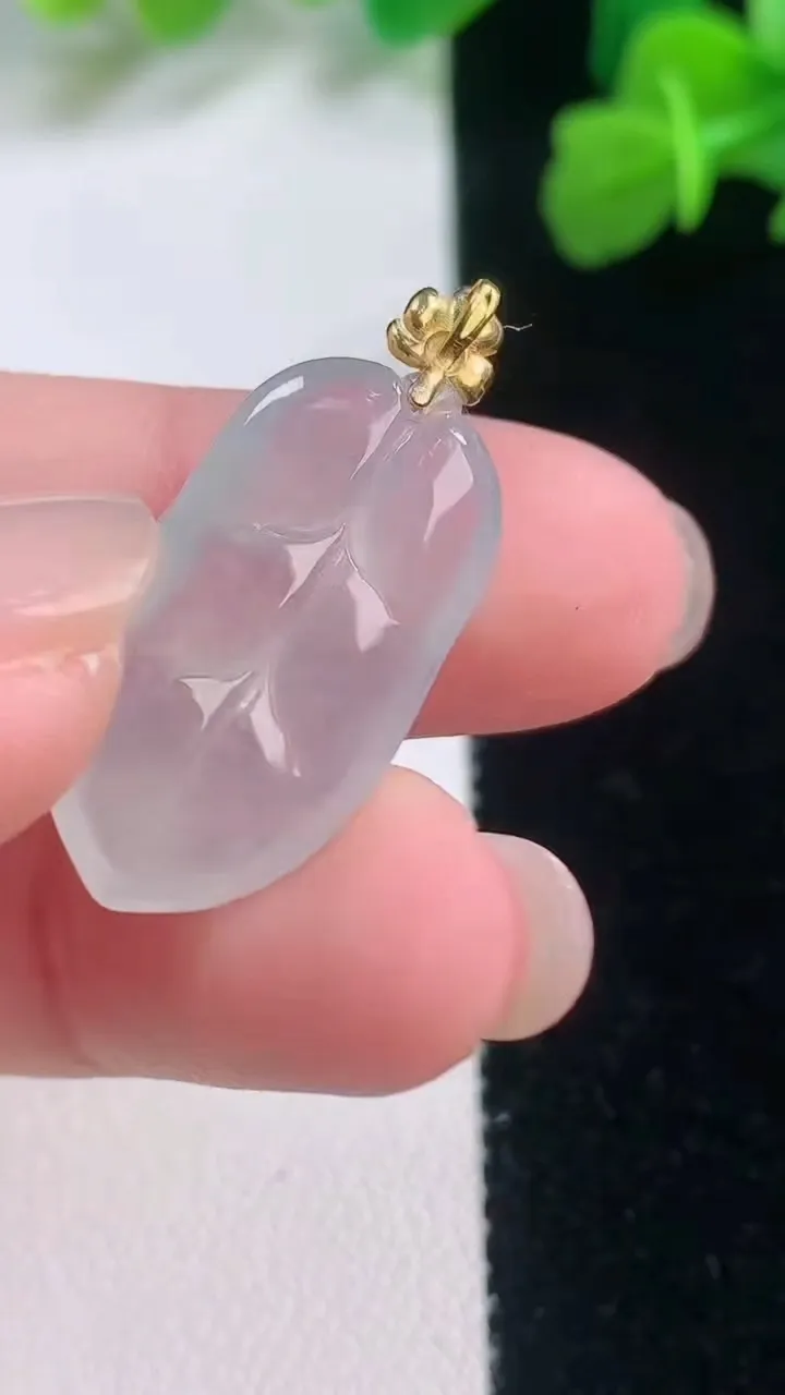 天然A货翡翠种白冰金枝玉叶 叶子吊坠，尺寸23.3-13-4.3，重量:2.99g
11月28日