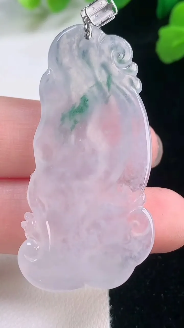 天然A货翡翠种飘花九尾狐吊坠，尺寸49-23.6-5.8，重量:12.32g
11月28日