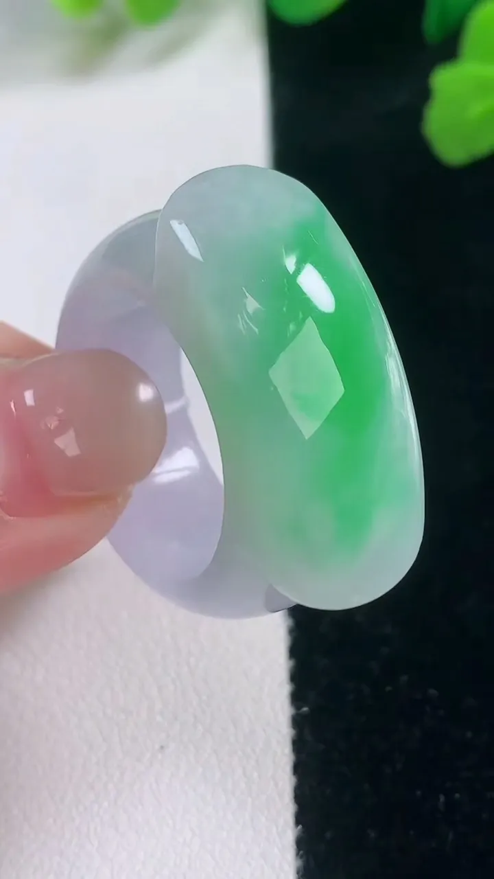 天然A货翡翠马鞍戒指 扳指，尺寸21-12-7.2，重量:15.50g2025年11月28日
工厂直销收藏佳品,种好水足，色泽均匀，有种有色，上手高大气！