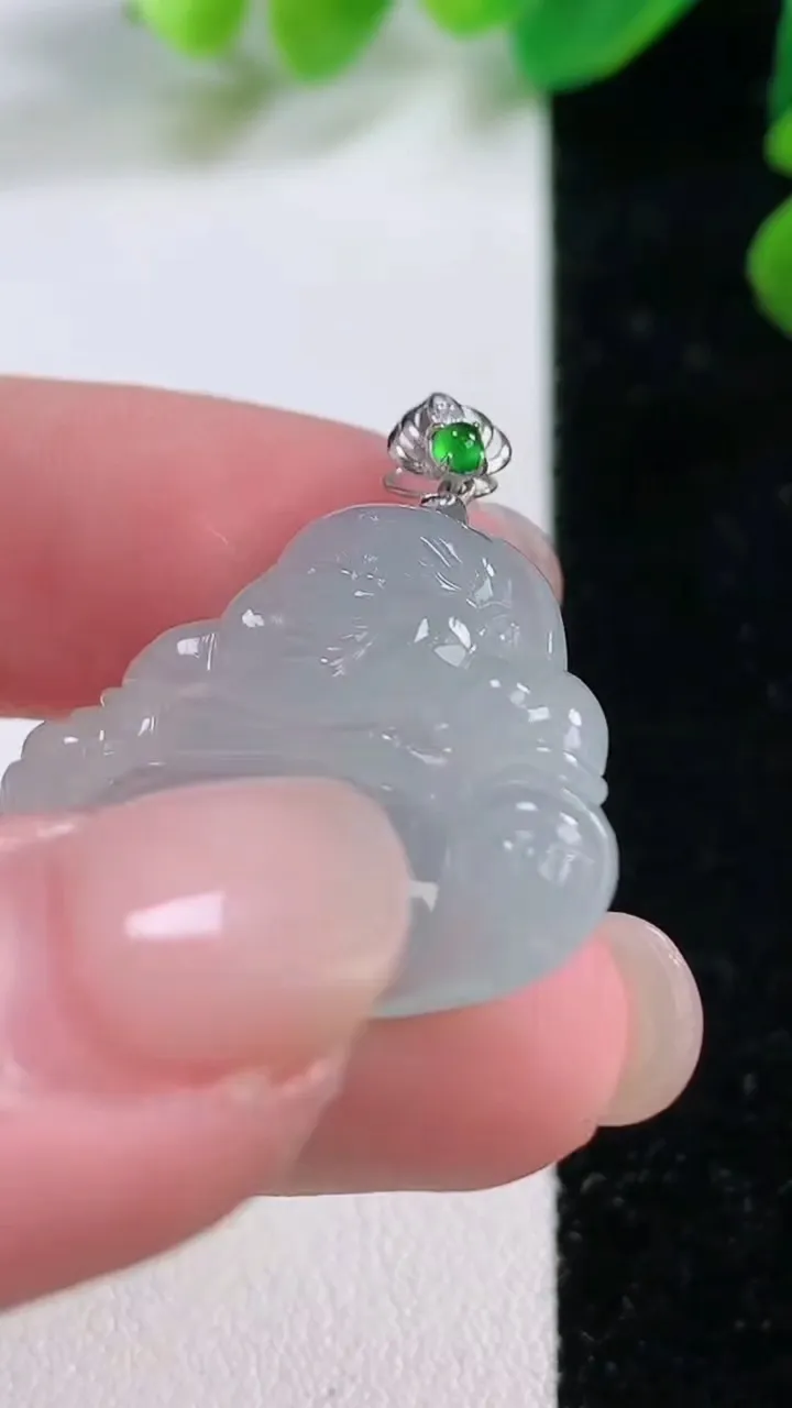 天然A货翡翠种白冰佛公吊坠，尺寸 29-22.3-5.6，重:5.85g
11月28日