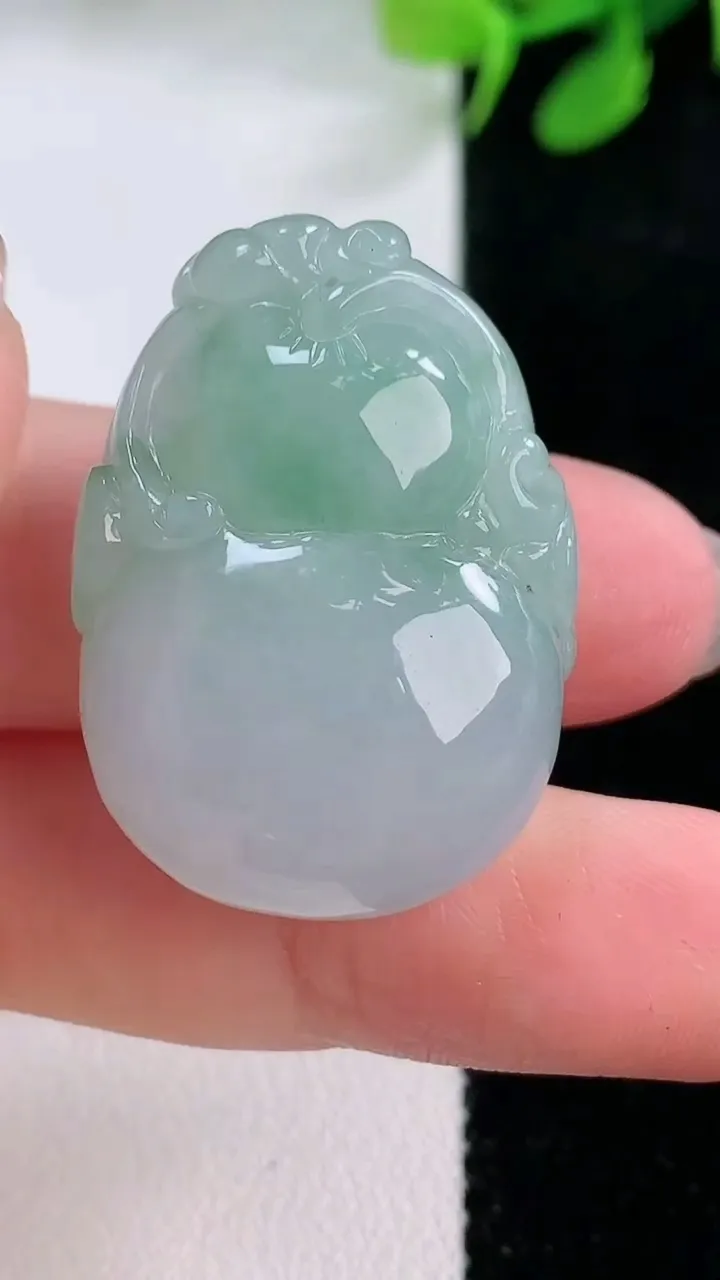 天然A货翡翠葫芦吊坠，尺寸31.8-21.8-12.3，重量:16.45g
11月28日