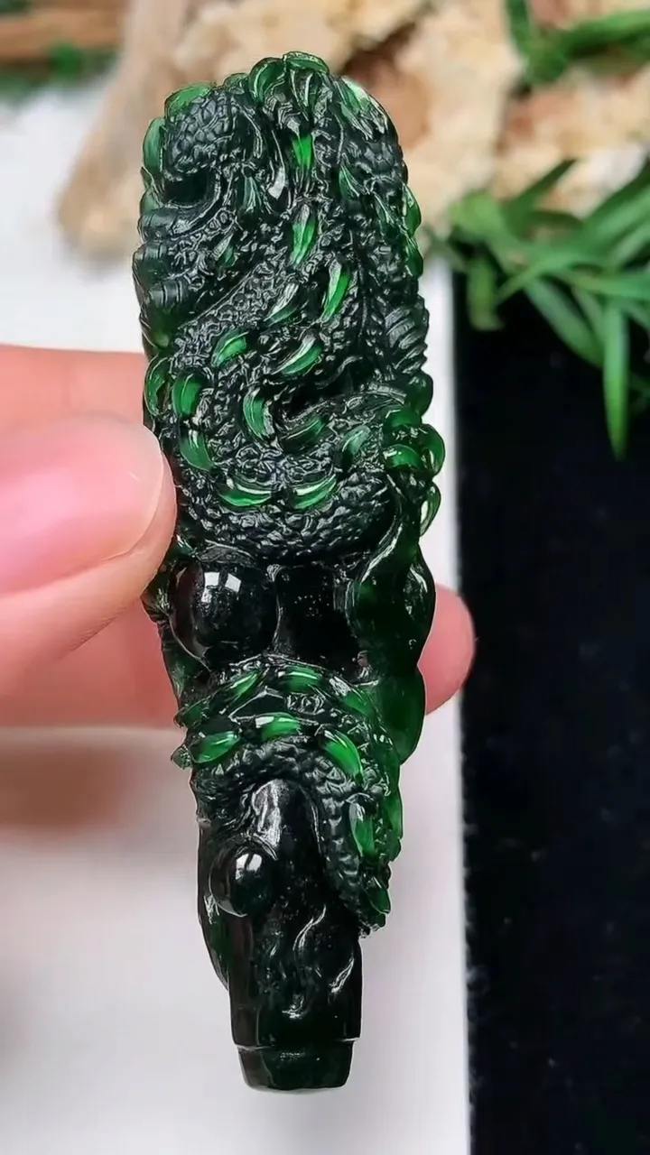 天然A货翡翠龙牌吊坠，尺寸63.9-18.9-19.6，重量:29.16g
11月28日