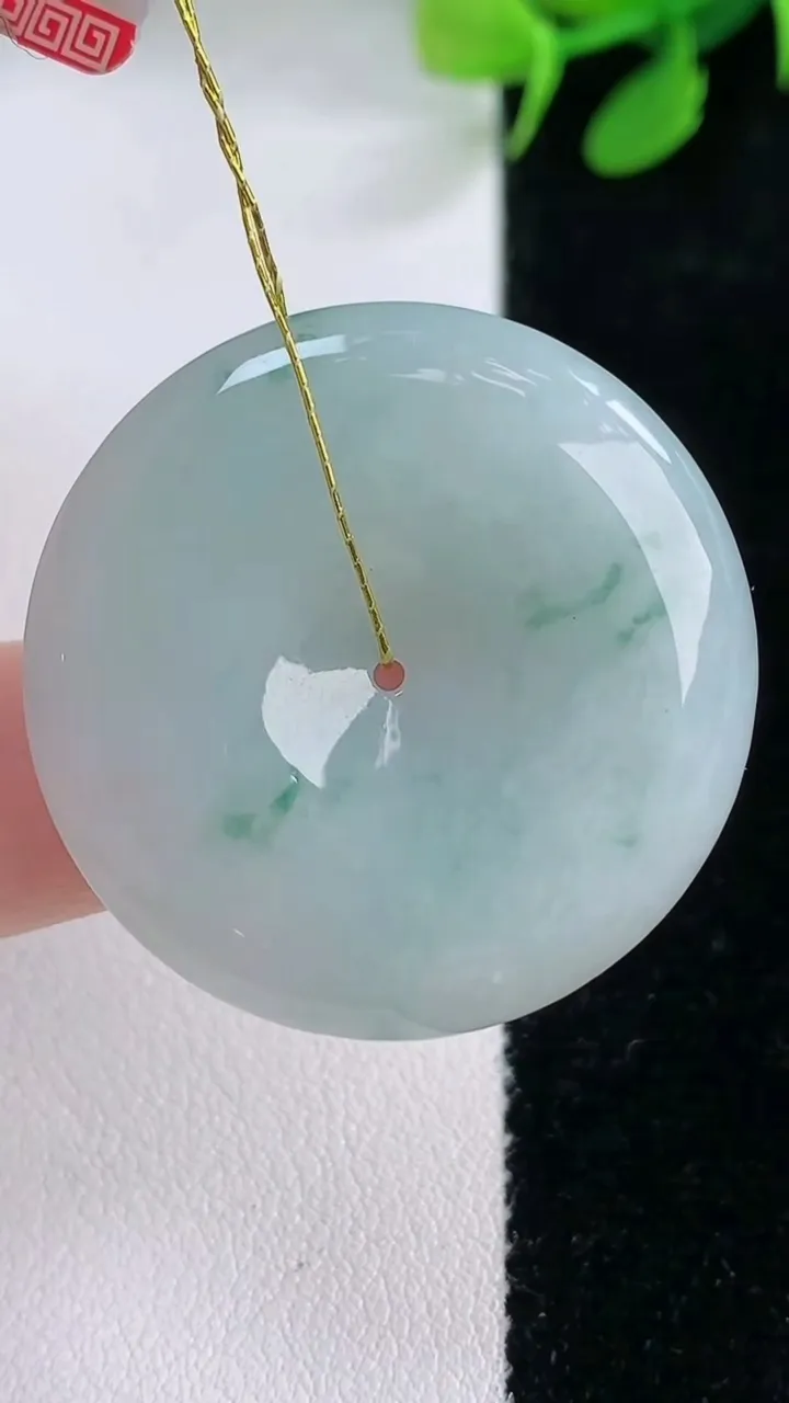 天然A货翡翠飘花平安扣吊坠，尺寸33.2-5.6，重量:13.76g
11月28日