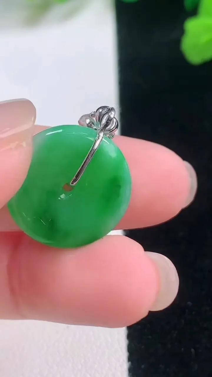 天然A货翡翠平安扣吊坠，尺寸17.9-3.8，重量:3.50g
11月28日