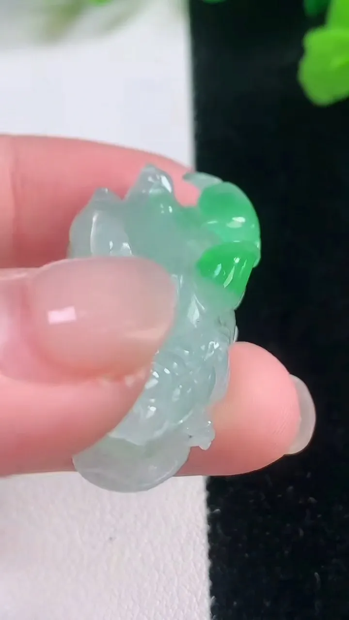 天然A货翡翠貔貅吊坠，尺寸39.5-17.8-13，重量:14.48g
11月28日