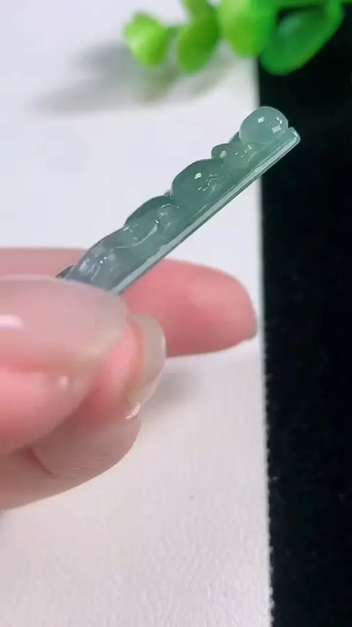 天然A货翡翠龙牌吊坠，尺寸61.6-38.3-5.3，重量:26.09g
11月28日