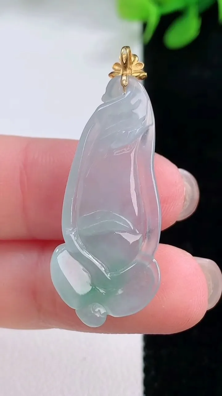 天然A货翡翠玉兰花吊坠，尺寸32-13.4-4.5，重量:2.99g
11月28日