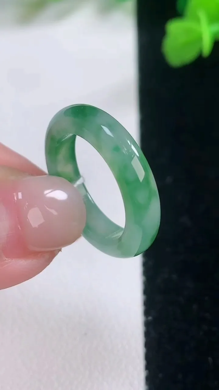 天然A货翡翠指环戒指，尺寸16.7-4-2.9，重量:2.99g2025年11月28日
工厂直销收藏佳品,种好水足，色泽均匀，有种有色，上手高大气！